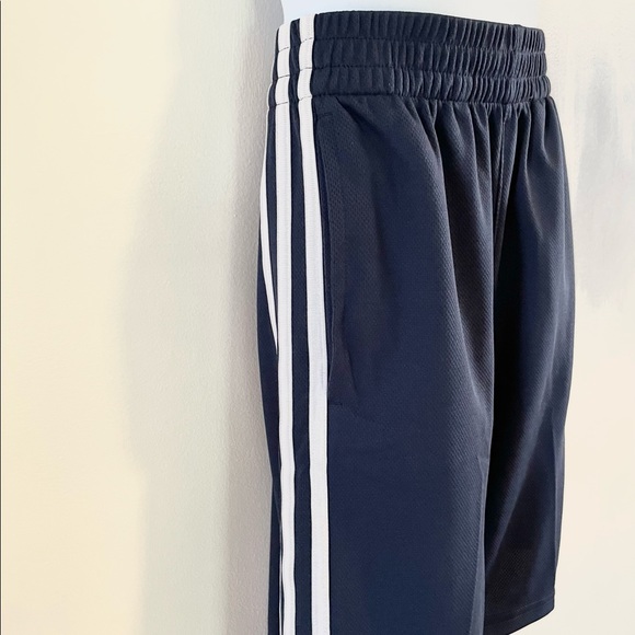 🆕Boys Adidas Classic Three-Stripe Shorts - Picture 4 of 13